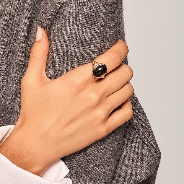 Anel Feminino Dourado com Pedra Azul – Elegance