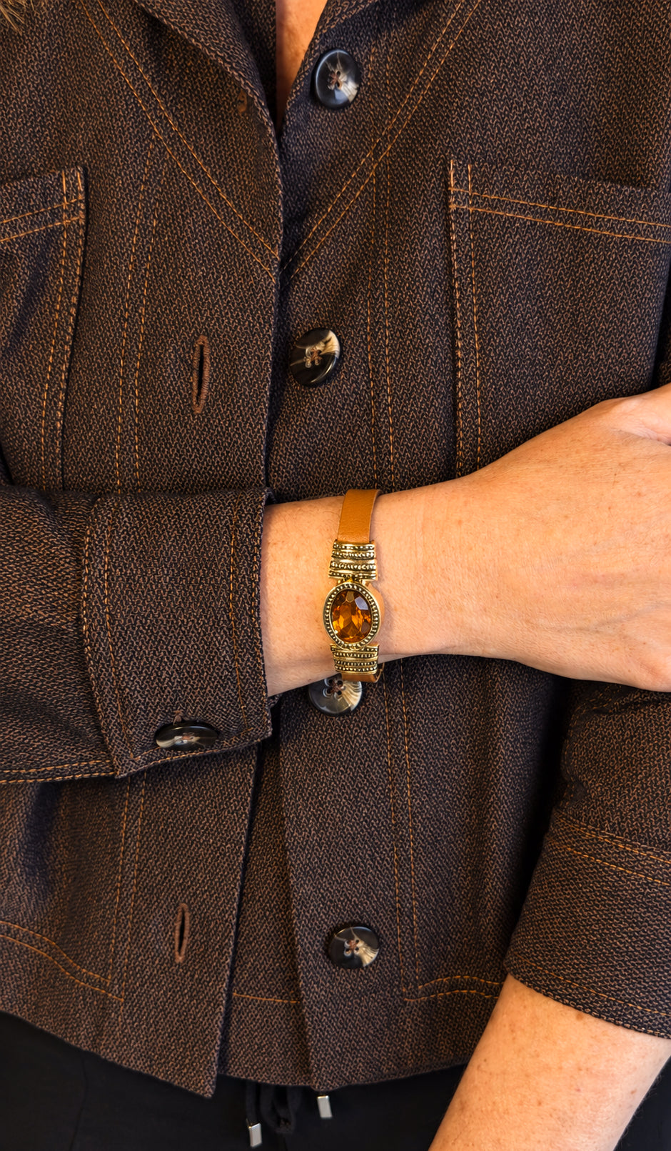 PULSEIRA FEMININA DE COURO CARAMELO COM PEDRA ÂMBAR