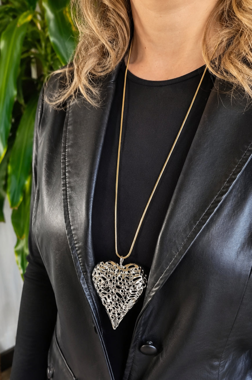 COLAR DOURADO COM PINGENTE ORGÂNICO EM CORAÇÃO