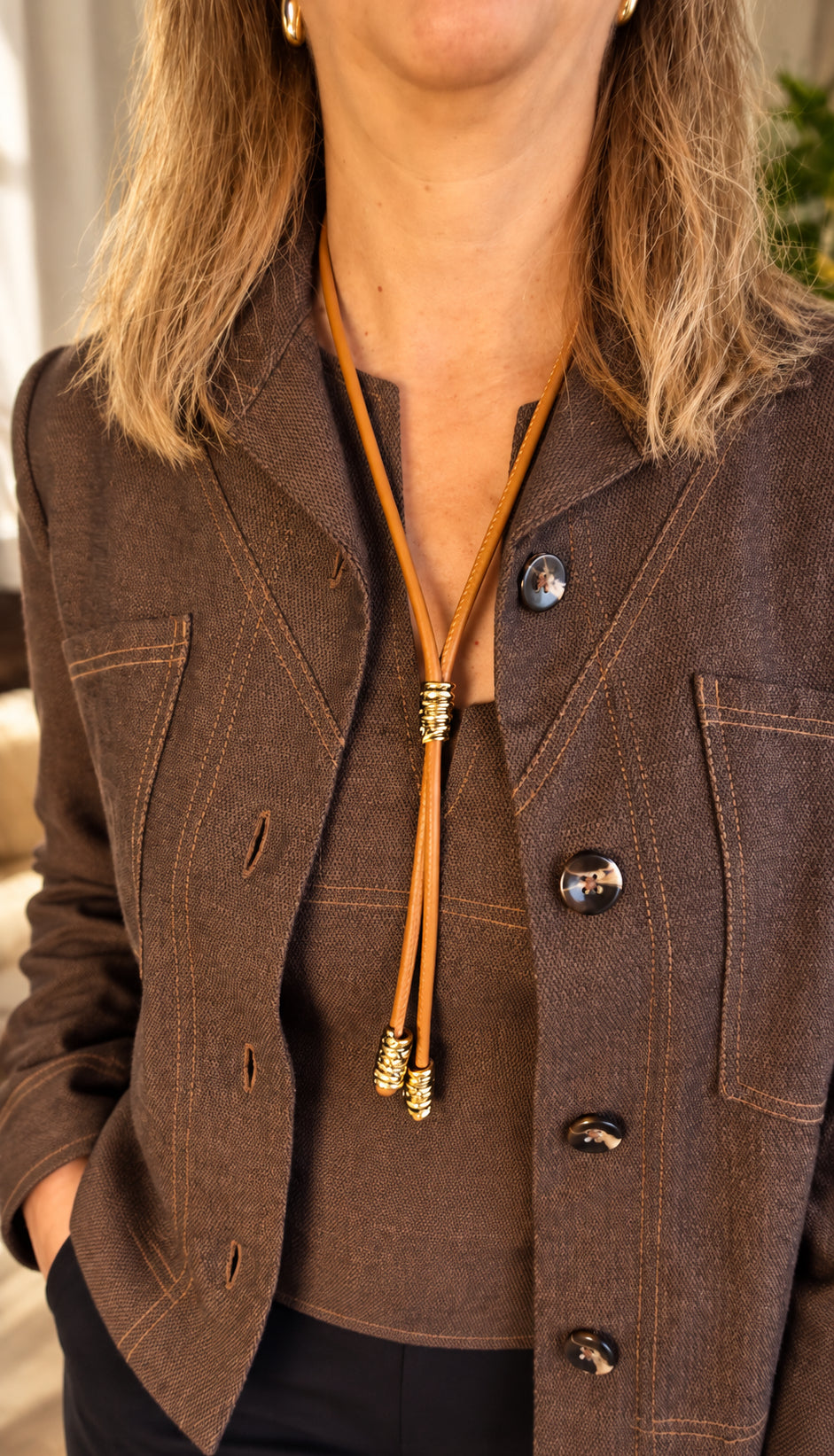 COLAR FEMININO LONGO DE COURO COM PASSADOR AJUSTÁVEL