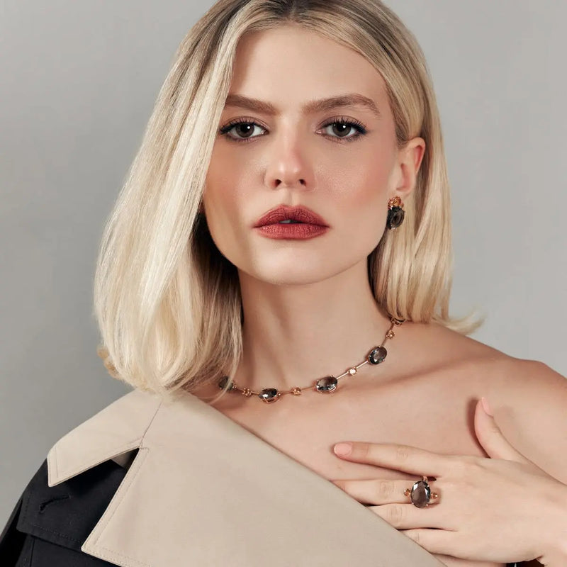 Colar Feminino Dourado com Cristais Ovais e Redondos