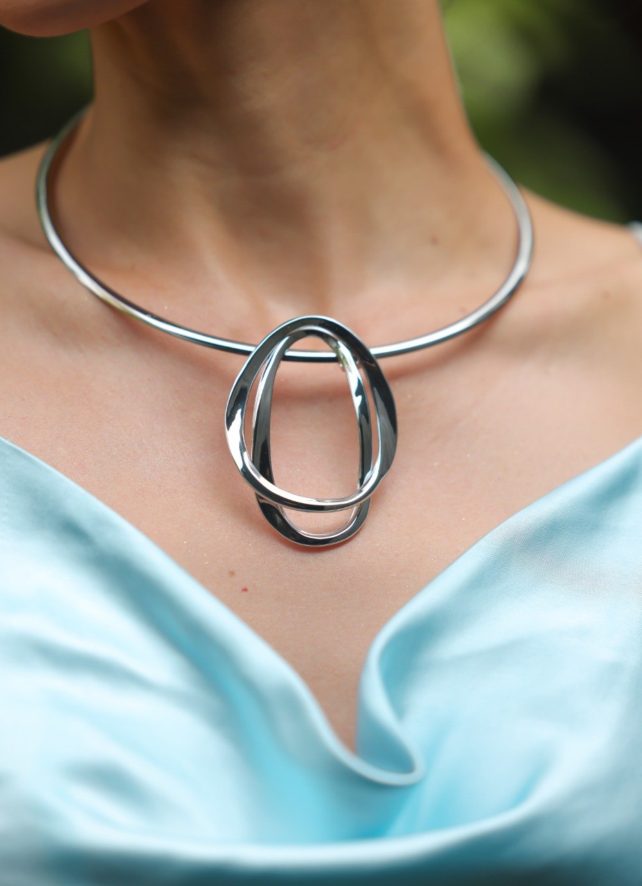 Colar Feminino Aro Rígido com Pingente Orgânico Entrelaçado Banhado a Ródio Branco