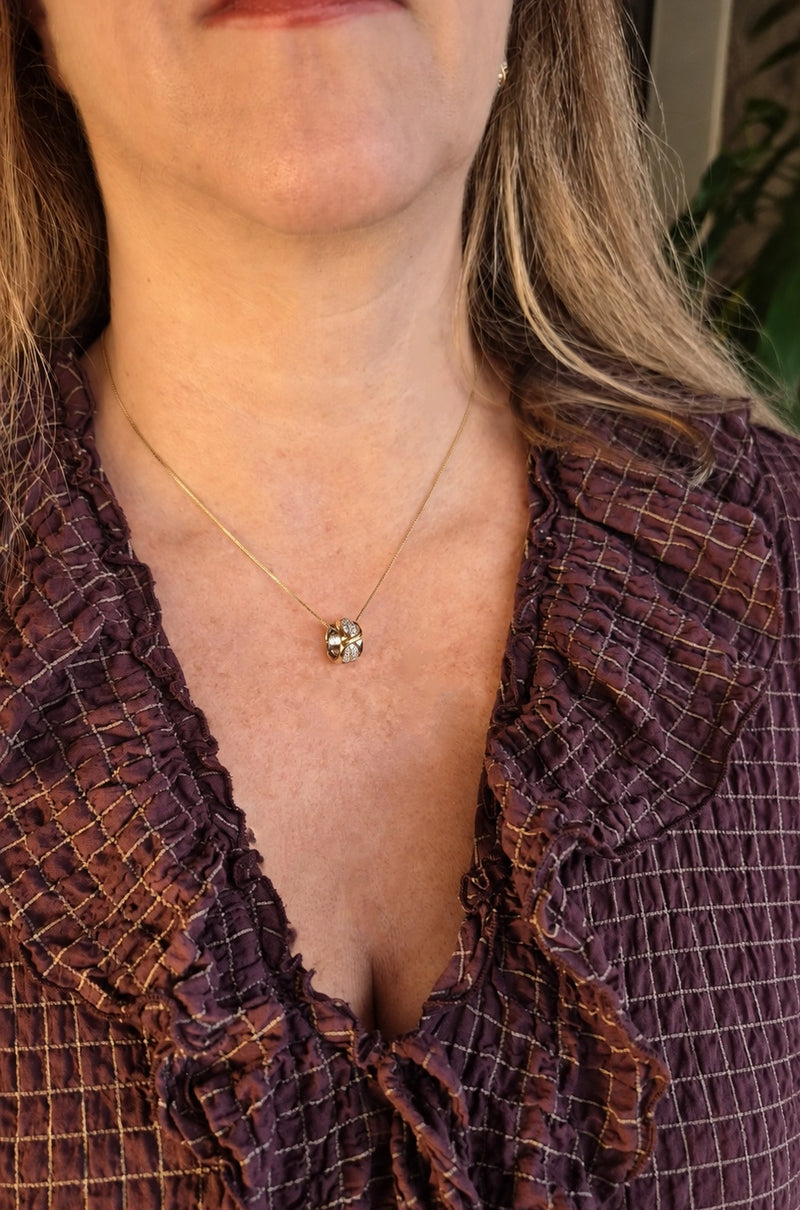 Colar Feminino com Pingente Redondo Trançado e Zircônias