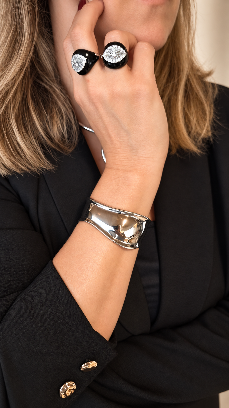 Bracelete Feminino Curvo Largo em Ródio Branco