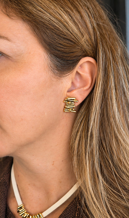 BRINCO FEMININO DOURADO ABSTRATO COM HASTES SOBREPOSTAS