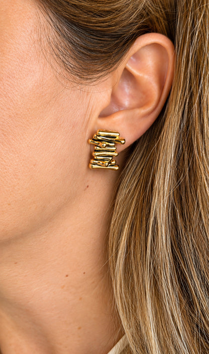 BRINCO FEMININO DOURADO ABSTRATO COM HASTES SOBREPOSTAS