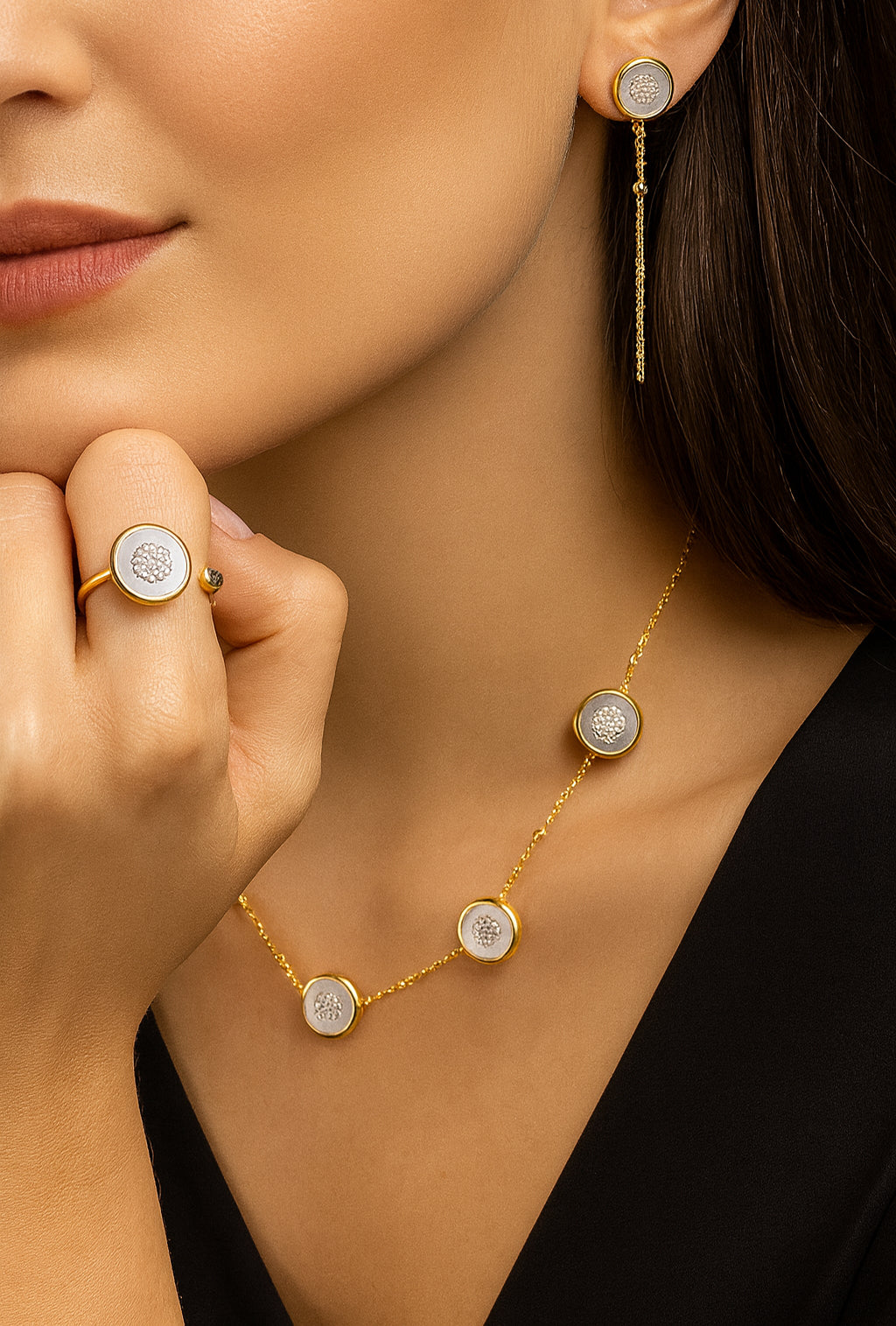 COLAR CURTO DOURADO COM PINGENTES DE MADREPÉROLA E ZIRCÔNIAS