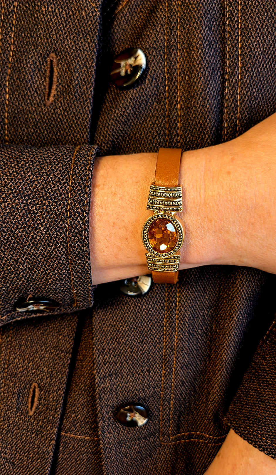 PULSEIRA FEMININA DE COURO CARAMELO COM PEDRA ÂMBAR