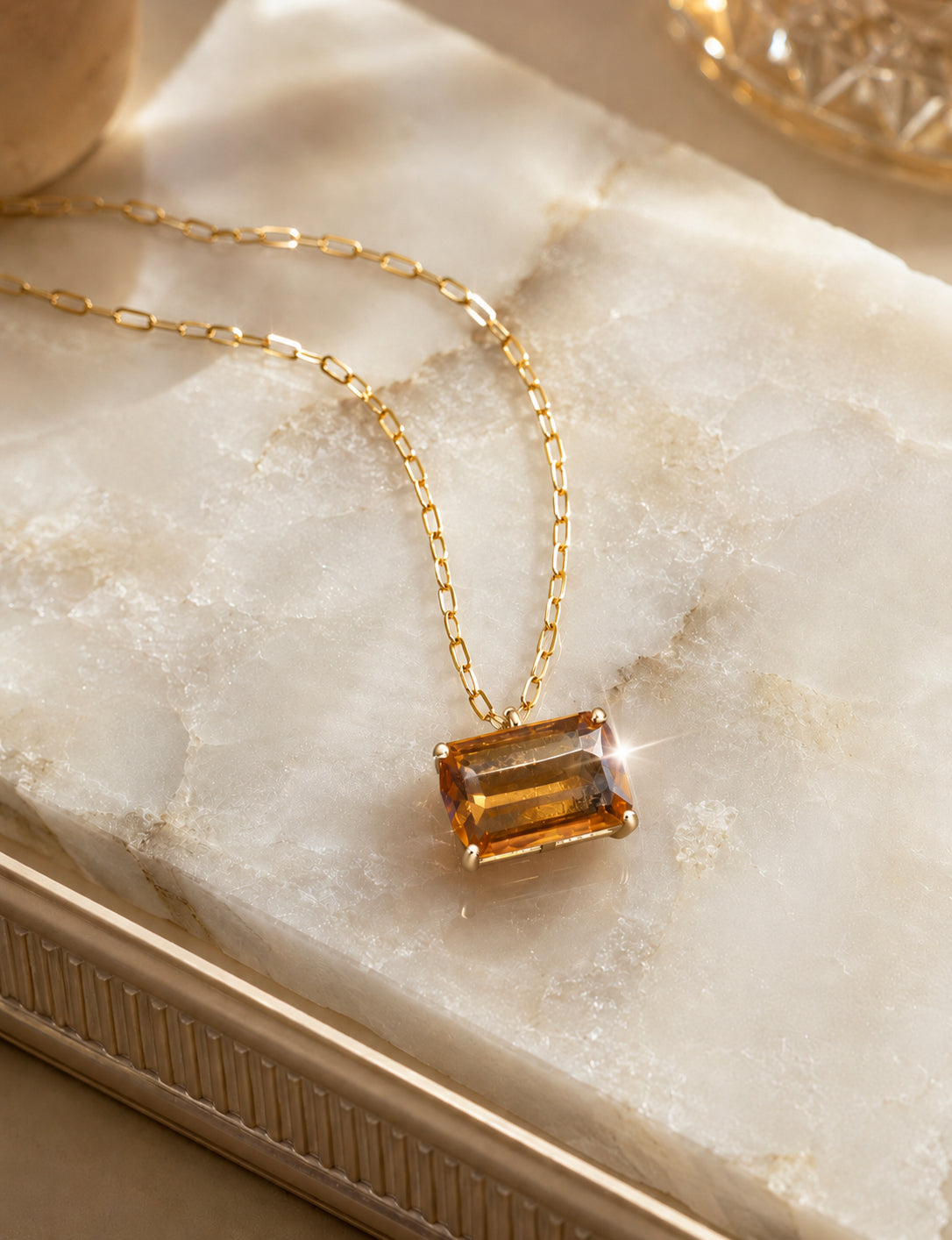 CORRENTE DOURADA COM PINGENTE CRISTAL AMARELA