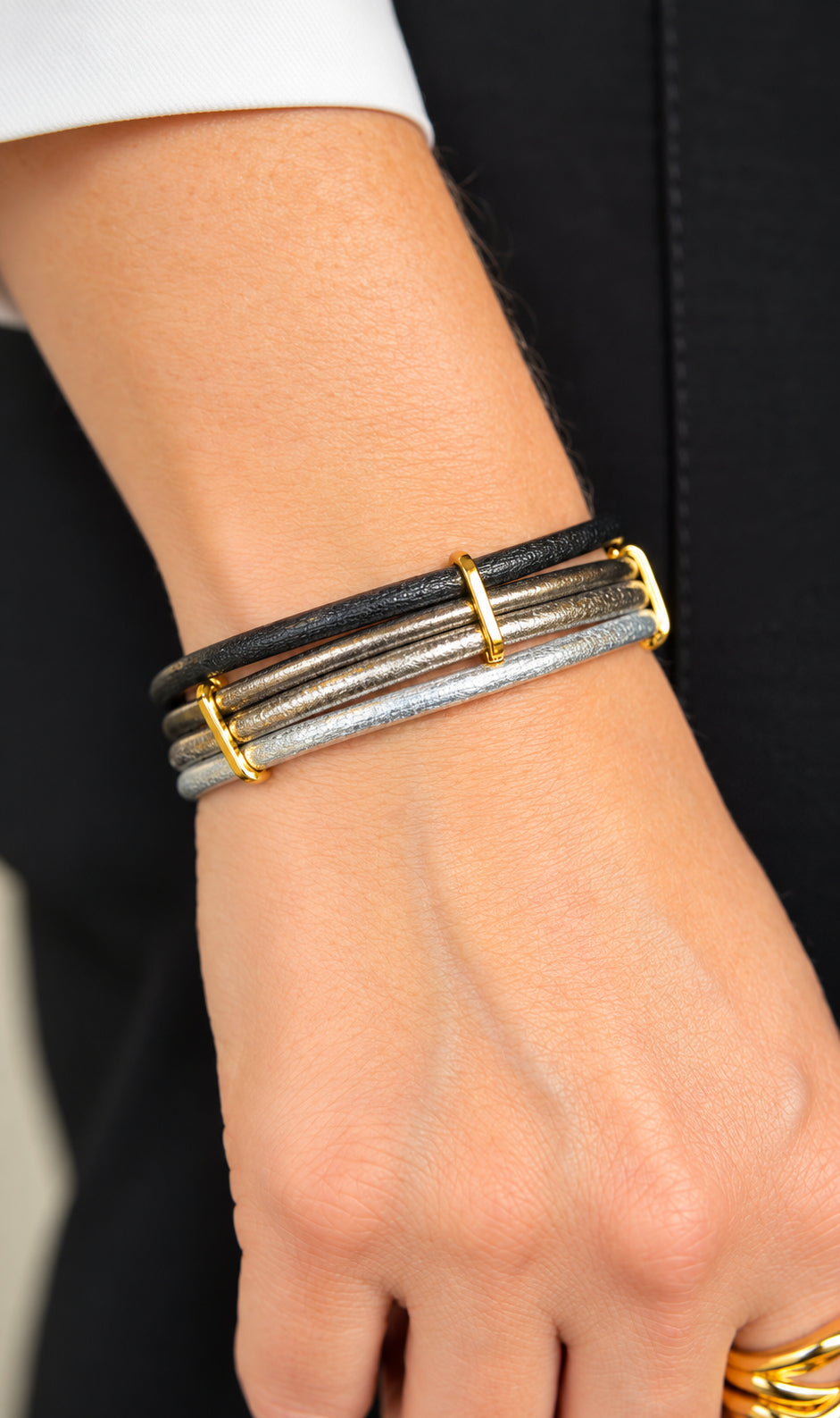 PULSEIRA FEMININA MULTITIRAS EM COURO METALIZADO