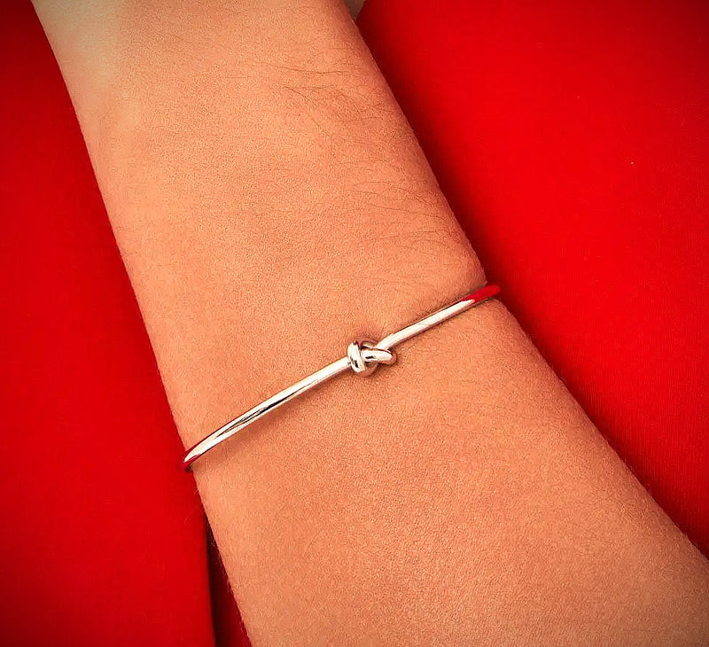 BRACELETE EM NÓ COM ABERTURA E ESFERAS LISAS