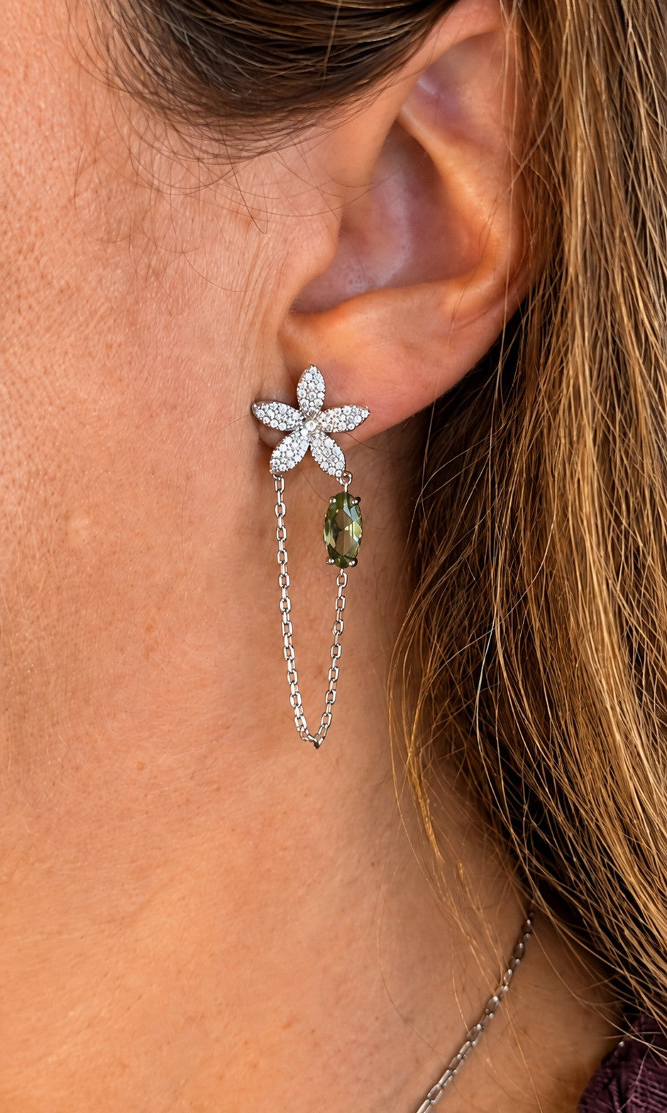 mari-csv-20261022-brinco-feminino-flor-com-zirconias-e-morganita-verde-banhado-a-rodio-branco-1