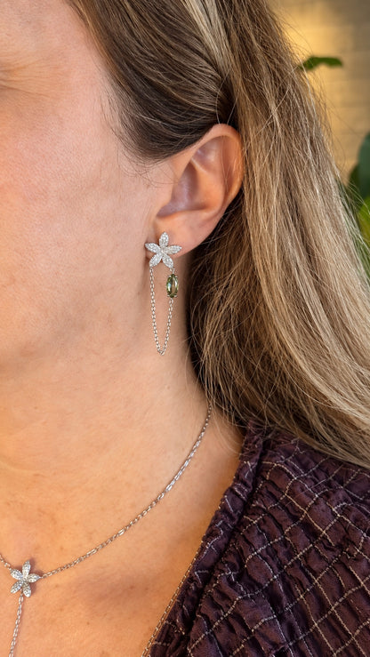 mari-csv-20261022-brinco-feminino-flor-com-zirconias-e-morganita-verde-banhado-a-rodio-branco-2