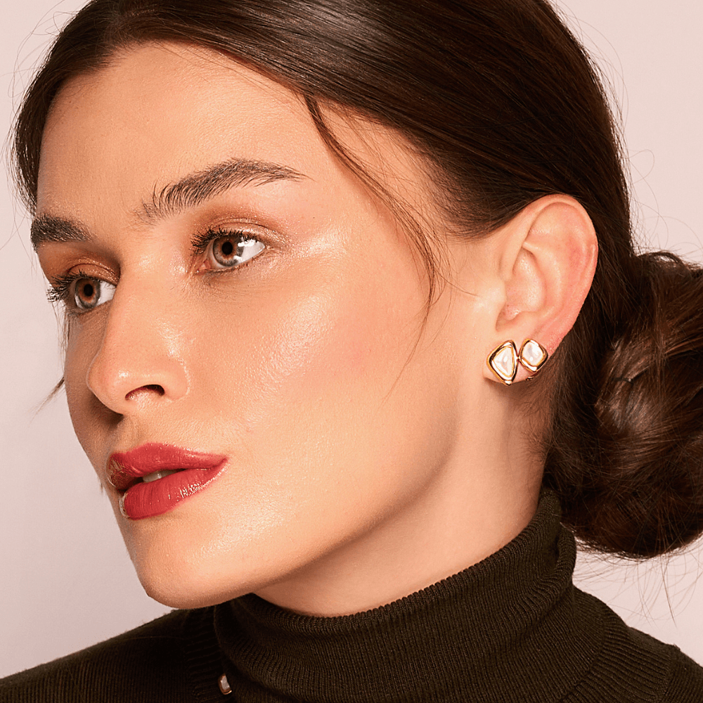 mari-csv-20261022-brinco-feminino-stud-organico-com-madreperola-banhado-a-ouro-1