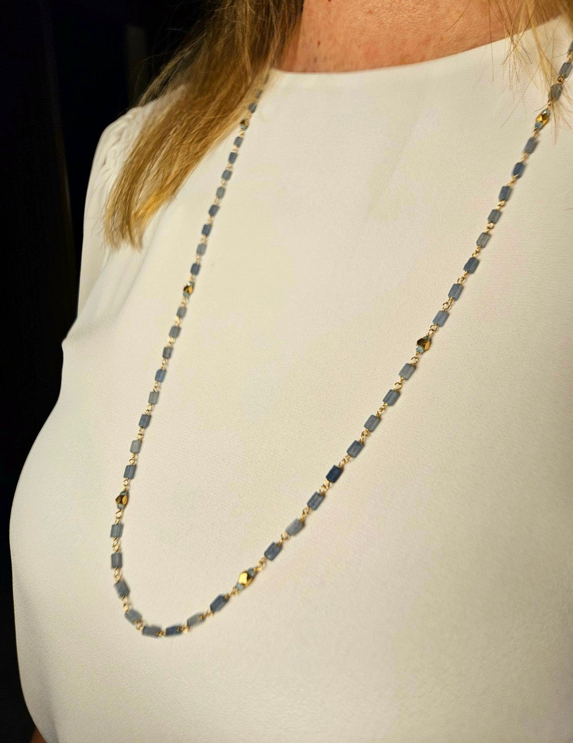 mari-csv-20261022-colar-dourado-com-pedras-calcedonia-verde-1
