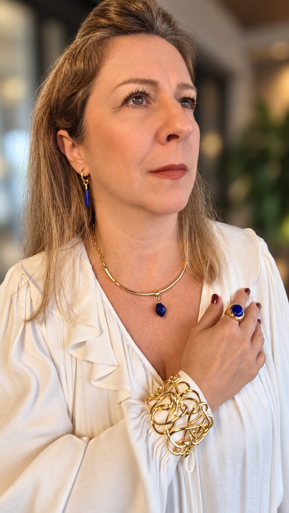 mari-csv-20261022-colar-dourado-com-pingente-lapis-lazuli-1