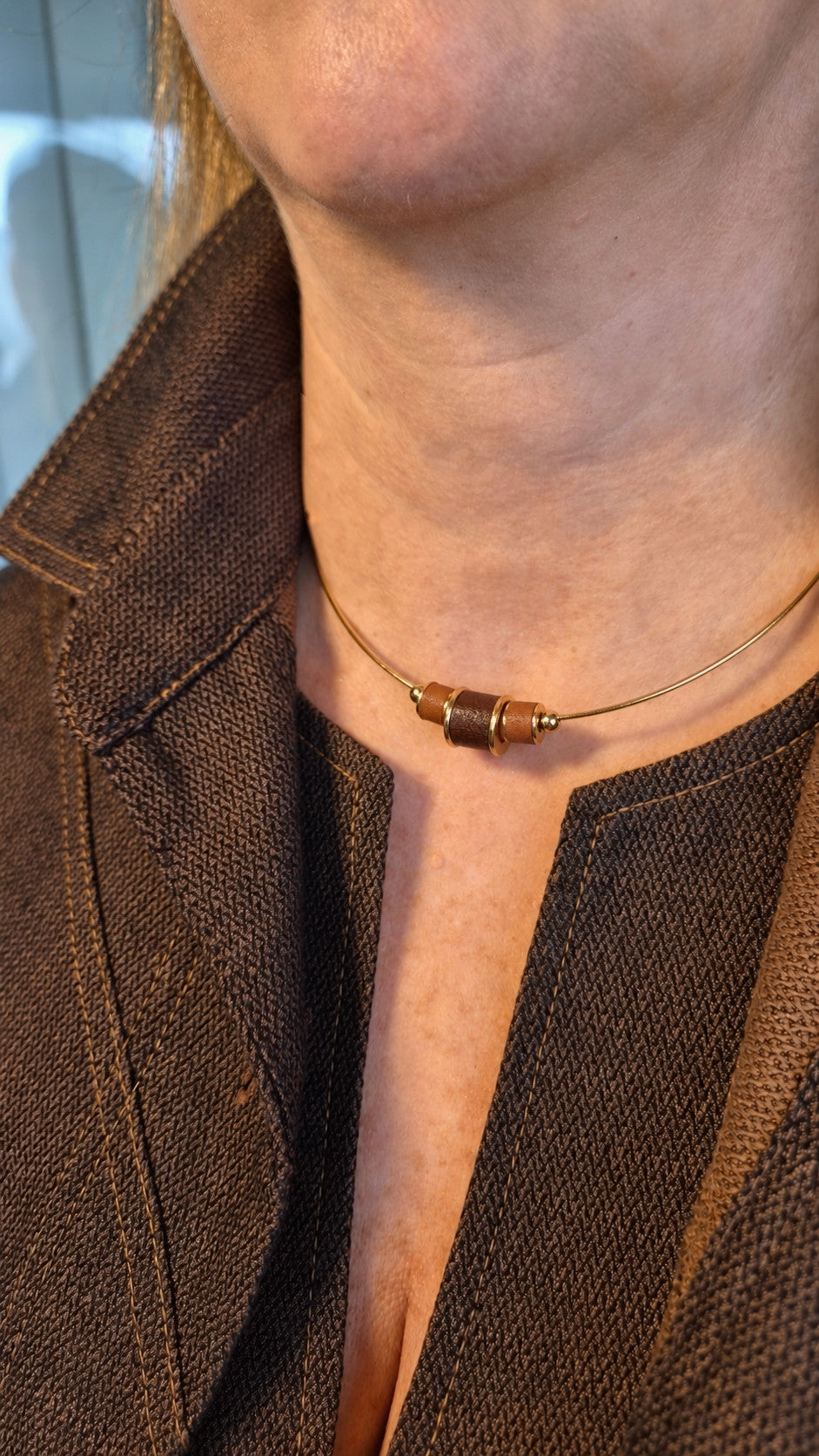 mari-csv-20261022-colar-feminino-curto-em-metal-com-couro-legitimo-e-verniz-italiano-dourado-2